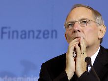 Schäuble kommt mit weniger Krediten aus.