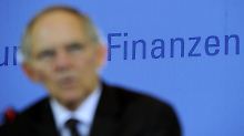 Finanzminister Schäuble muss nicht so viel Schulden machen wie befürchtet - das ist aber noch längst kein Grund, vom Sparkurs abzuweichen.