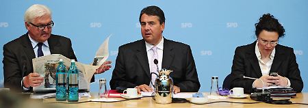 Ganz entspannt: Die SPD muss derzeit nicht viel tun für gute Umfragewerte (Fraktionschef Steinmeier, Parteichef Gabriel und Generalsekretärin Nahles).