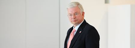 Hessens Ministerpräsident Roland Koch will sich Ende August aus der Politik zurückziehen.