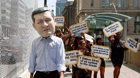 Der kanadische Premier Harper als Papp-Kopf: In Toronto laufen sich G20-Demonstranten warm.
