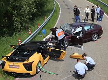 In der Linkskurve bietet sich der Polizei ein Bild der Zerstörung.