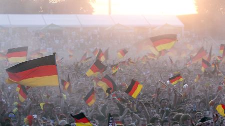 Feierwütig: 70.000 Fans sahen und feierten den deutschen Sieg in Hamburg auf dem Fanfest.