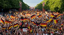 Die etwa 200.000 Fans in Berlin am Brandenburger Tor sind nicht in der Statistik enthalten.