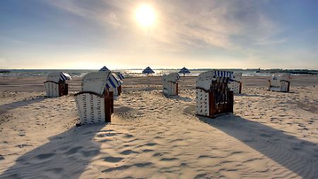 Bei Sonnenaufgang ist es am Strand von Travemünde noch richtig einsam - wenn die Sonne hoch steht, gibt es in den Strandkörben kaum einen Platz. 