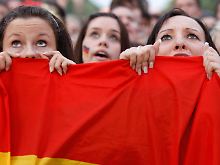 Fans im Fußballtaumel: Die Augen der Welt schauen zur WM nach Südafrika. Doch Planet und Börsen drehen sich weiter.