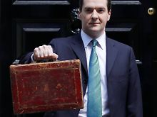 Da drin ist er, der harte Sparplan für die Briten: Schatzkanzler George Osborne mit der traditionellen "Budget Box", einem Lederköfferchen, das seit den Tagen von Amtsvorgänger William Ewart Gladstone (1809 - 1898) eine tragende Rolle in der britischen Haushaltspolitik spielt.