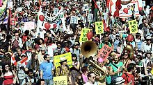 In Toronto gehen Tausende Menschen auf die Straße, um gegen die G8 und G20 zu protestieren.