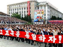 Im Gleichschritt: nordkoreanische Demonstration am "Anti-USA-Tag" in Pjöngjang, am Jahrestag des Beginns des Koreakrieges (1950-53).