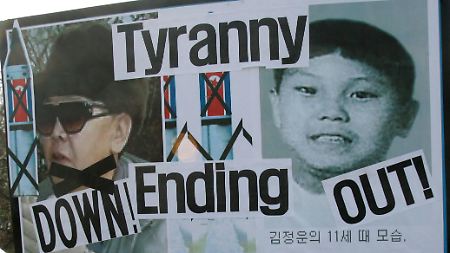 Ein seltenes Bild: Südkoreanische Demonstranten mit Portraits von Kim Jong Il und Kim Jong Un.