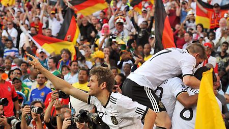 Jubel, Trubel, Heiterkeit: Thomas Müller und Lukas Podolski feiern - und lassen sich feiern. 