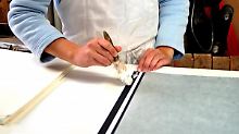 Buchbinder leisten nur noch selten Handarbeit - heutzutage arbeiten sie vor allem mit Maschinen.