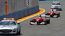 Die Ferraris eigeklemmt zwischen zwei Safety-Cars: Der Frust ist groß bei den Roten.
