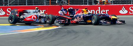 In der ersten Kurve wäre es für Sebastian Vettel beinahe schon vorbei gewesen. Lewis Hamitlon rutschte dem Deutschen aufs rechte Vorderrad.