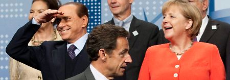 Gipfelglück in Toronto bei Italiens Staatschef Berlusconi, Frankreichs Präsident Sarkozy und Bundeskanzlerin Merkel.