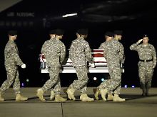 Der Sarg des in Afghanistan gefallenen US-Soldaten Nathan W. Cox auf der Dover Air Force Base im US-Staat Delaware.