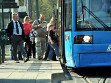 Auch beim Stehen im Bus verbraucht der menschliche Körper mehr Energie als beim Sitzen. 