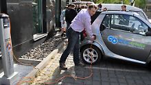 Dieser Smart tankt Strom statt Sprit. Die Firma BEA-Tricks in Bochum ist darauf spezialisiert, den Winzling auf Akkubetrieb umzubauen. 