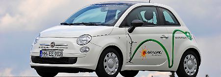 Kostspieliger Kleinwagen: Knapp 50 000 Euro sind für einen Fiat 500 mit Elektromotor fällig, den der Händler Karabag in Hamburg anbietet.