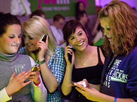 Wer übermäßig viele SMS verschickt, will auf diesem Weg sein Selbstbewusstsein stärken, meint die Forscherin.