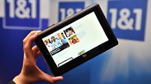 Wer unbedingt möchte, kann das 7-Zoll-Tablet auch mit einer Hand halten.