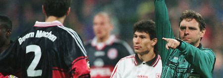 Schiedsrichter Bernd Heynemann zeigt im Oktober 1997 Markus Babbel vom FC Bayern München nach einem absichtlichen Handspiel die rote Karte. 