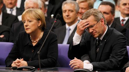 Das ist ja nochmal gutgegangen: Merkel und Wulff haben es nach über neun Stunden geschafft.