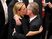 Die Erleichterung überwiegt: Wulff freut sich mit seiner Frau Bettina über die letztlich erfolgreiche Wahl.