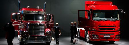 Schwere Lkw: Rechts ein Fuso, links ein Freightliner.
