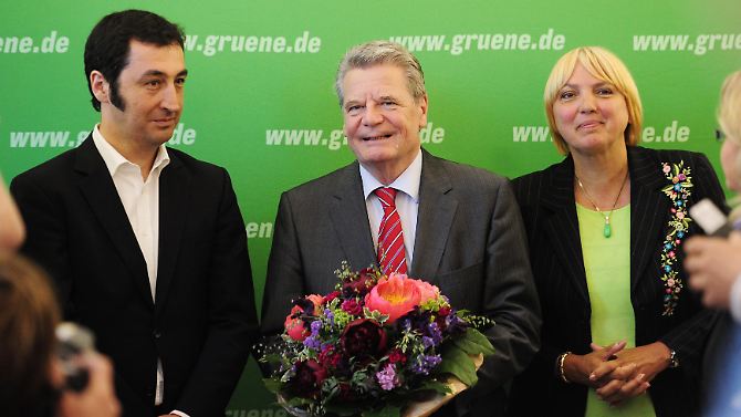 Gauck im Juni 2010 zwischen den Vorsitzenden der Grünen, Cem Özdemir und Claudia Roth.