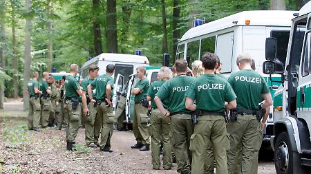 Eine Hundertschaft der Polizei suchte nach der Vermissten.