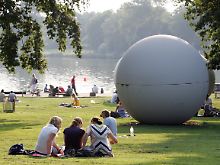 Installation am Ufer des Aasees: "Giant Pool Balls" des Künstlers Claes Oldenburg.