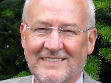 Prof. Dr. Elmar Wiesendahl war zuletzt Direktor an der Führungsakademie der Bundeswehr in Hamburg. Er ist Autor zahlreicher Bücher zu Parteien, Demokratie und dem politischen System Deutschlands.