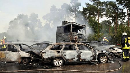 Feuerwehrleute löschen den Brand bei Dorsten.