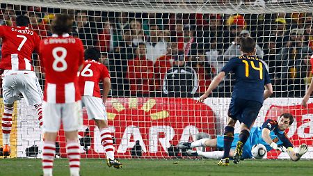 Paraguays Oscar Cardozo scheitert mit einem Elfmeter an Spaniens Keeper Iker Casillas.