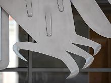 Mit scharfen Klauen: Dieser Fuß gehört dem Bundesadler im Deutschen Bundestag - auch dort stieß die folgenschwere Notfallpolitik auf mehr als nur Unbehagen.