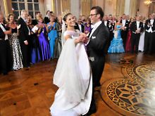 Es lächeln Braut und Bräutigam: Auch nach der Vermählung von Kronprinzessin Victoria (links) mit ihrem ehemaligen Fitnesstrainer bleibt die Stimmung im Land könglich.