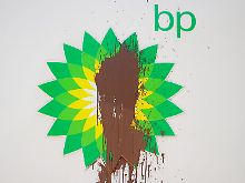 Dunkler Fleck auf der BP-Weste.