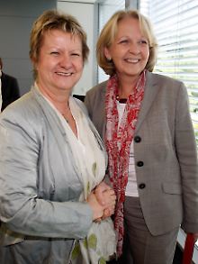 Nicht mehr männlich und schwarz-gelb, sondern weiblich und rot-grün: Die beiden Frontfrauen von SPD und Grünen Hannelore Kraft und Sylivia Löhrmann.