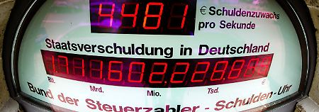 Nicht mehr ganz aktuell: Die Schuldenuhr am Haus des Steuerzahlerbundes in Berlin, aufgenommen am 27.05.2010.