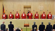 Der Zweite Senat beim Bundesverfassungsgericht in Karlsruhe: Sibylle Kessal-Wulf, Monika Hermanns, Michael Gerhardt, Peter Huber, Andreas Voßkuhle (Vorsitz), Gertrude Lübbe-Wolff, Herbert Landau, und Peter Müller (v.l.).