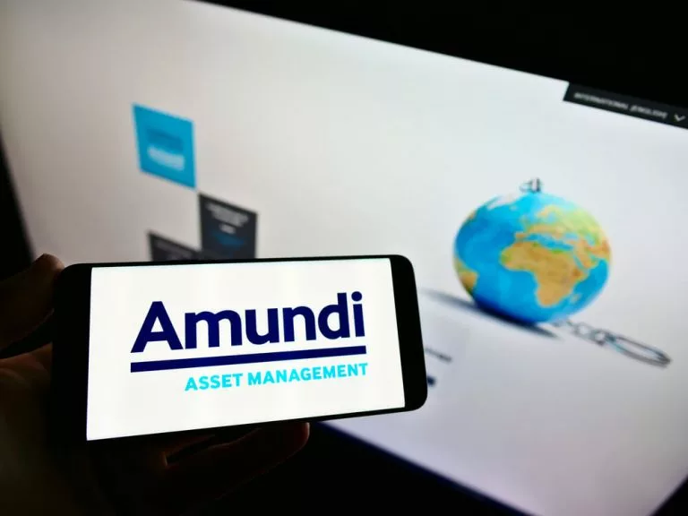 Amundi fusioniert zwei MSCI World ETFs