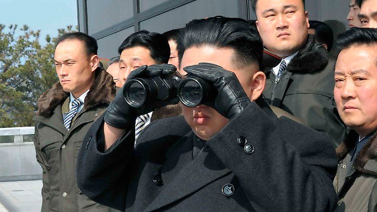 Den Feind immer im Blick: Hier schaut Staatschef Kim Jong Un allerdings nicht nach Amerika, sondern zum Nachbarn Südkorea.