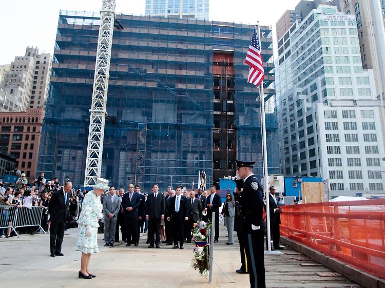 Der Stromausfall ereignete sich während eines Besuch der britischen Queen (hier bei einer Kranzniederlegung am Ground Zero).