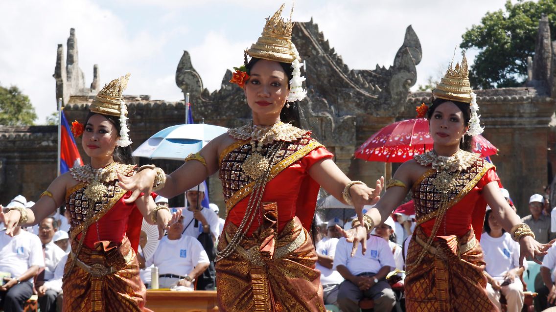 Kambodschanische Tänzerinnen im Tempel Preah Vihear: Er liegt im Grenzgebiet und wird von Thailand und Kambodscha beansprucht. Wegen des jahrzehntelangen Konflikts gibt es immer wieder Gefechte an der Grenze, deren Verlauf nie offiziell festgelegt wurde.