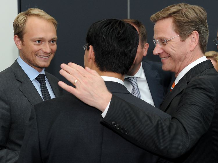 Für die Meinungsforscher sind sie das Problem: FDP-Generalsekretär Linder, Gesundheitsminister Rösler und FDP-Chef Westerwelle (von links).