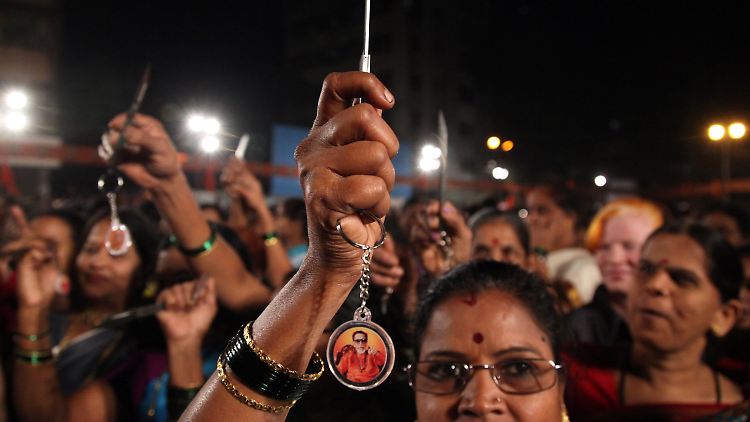 Die Frauen zeigen stolz ihre Messer, die sie von der Rechtspartei Shiv Sena bekommen haben.