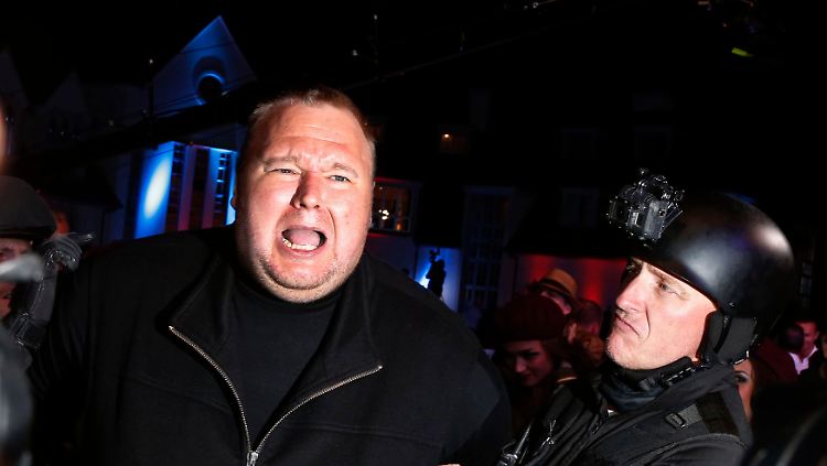 Bei der Eröffnungsparty stellte Kim Schmitz den Sturm seines Anwesens und seine Festnahme nach.