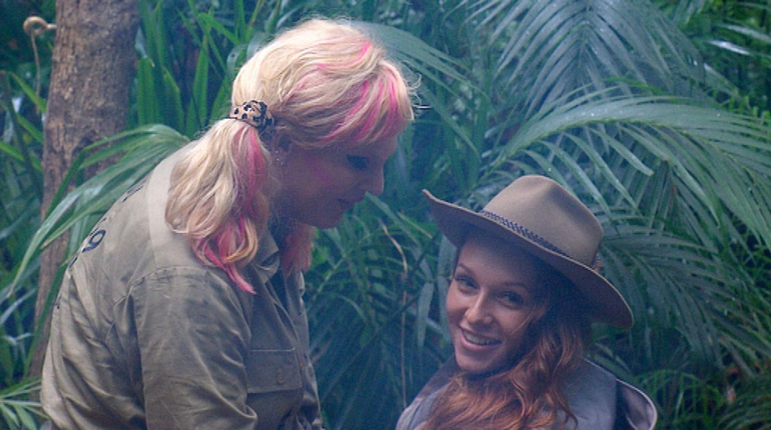 Georgina Fleur verabschiedet sich von Campmutti Olivia Jones.
