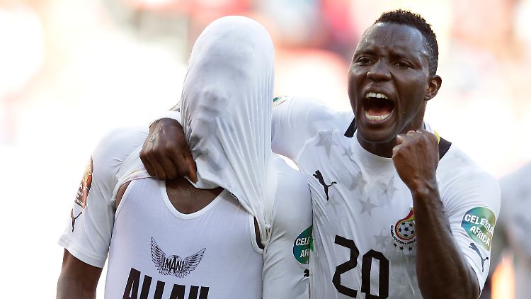 Mit Gottes Hilfe? Ghanas Mubarak Wakaso, links, feiert mit seinem Kollegen Kwadwo Asamoah.